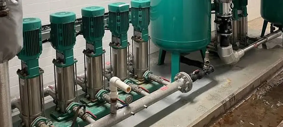 Üsküdar: Hidrofor dairesinde çok pompalı hidrofor grubu ve genleşme tankı